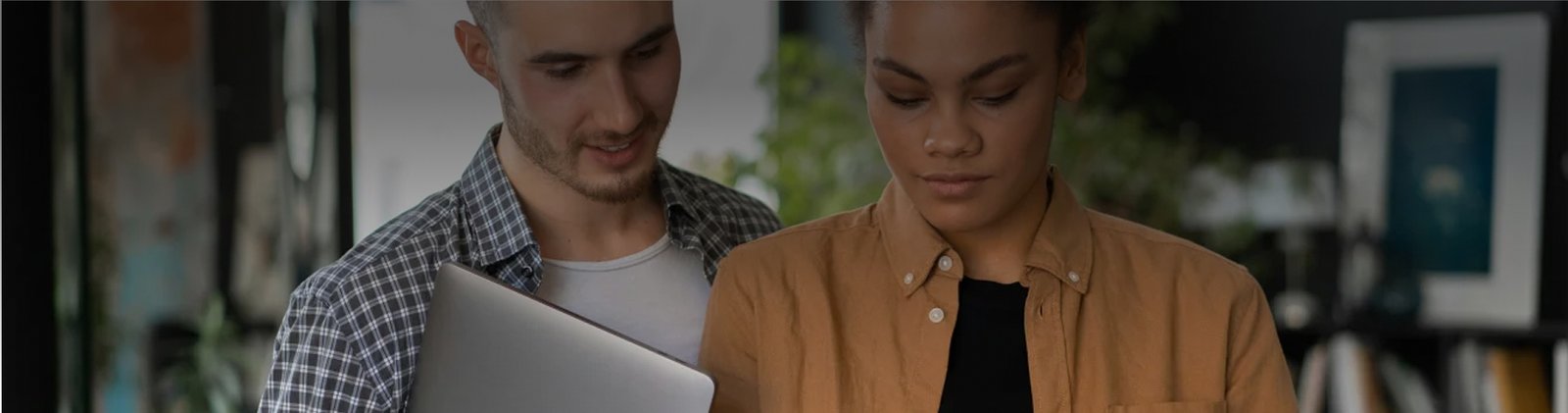 Choosing the Right E-Commerce Platform Shopify vs. WooCommerce (1)